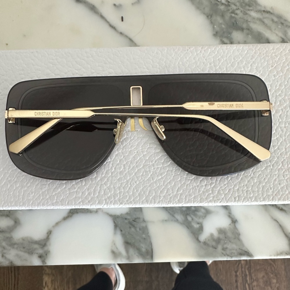 Stylish Black Sunglasses - Picture 3 of 7